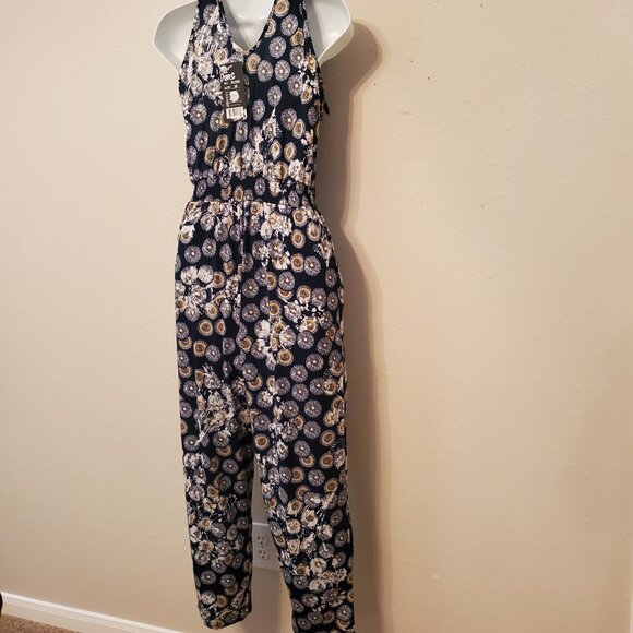 Jumpsuit Light weight, shoulder adjustable strap 65% Silk 35% polyester Size M. - Picture 11 of 13
